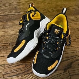 barely worn men’s donovan mitchel basketball shoes